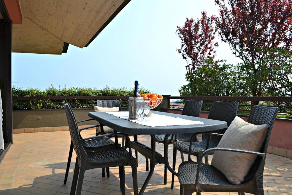 Appartamento con 2 Camere da Letto e Vista Lago